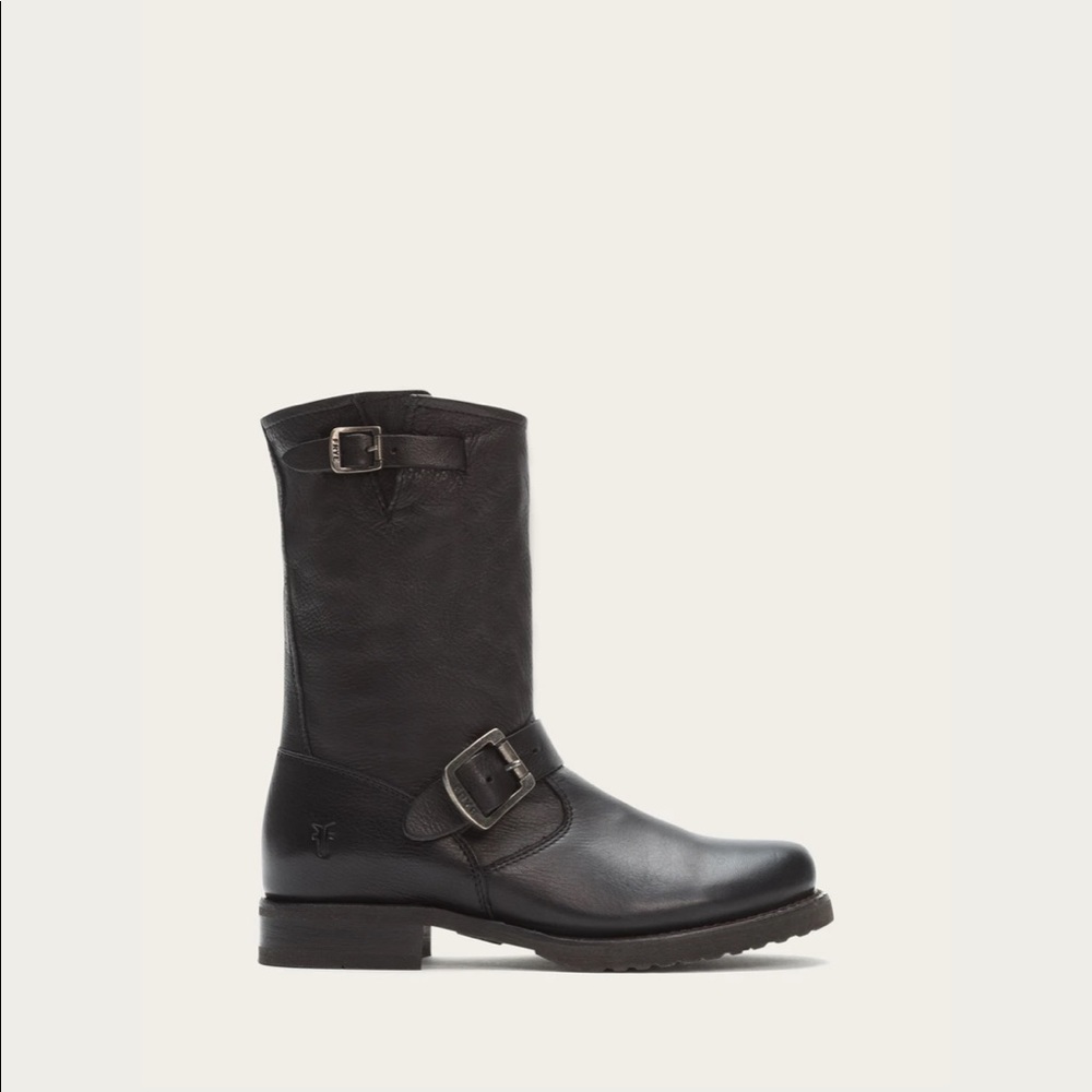 Frye, Women Veronica Short in Black, size 6.5
